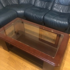 ガラストップテーブル