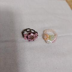 うさぎトートバッグとビーズの指輪の画像