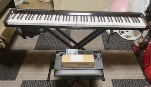 電子ピアノ?    ¥20000➜お値下げ➜￥13000 (お取引中)