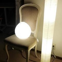 アジアン風照明&アンティークチェアーの画像