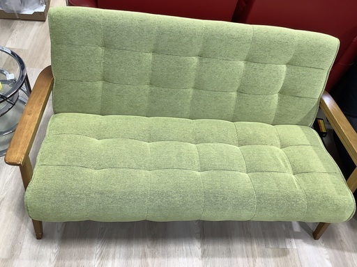 2人掛けソファー　入荷致しました！！  横幅約135cm 縦幅約80cm 座面の高さ約40cm 手置きキズ有