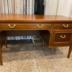 アンティーク調デスクの画像