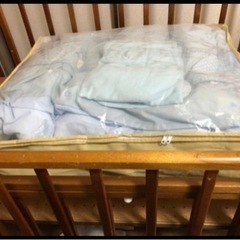 アモレットベビーベッドと寝具セットの画像