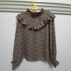 無料　美品 小花柄ブラウス Mの画像