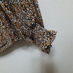 無料　美品 小花柄ブラウス Mの画像