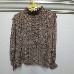 無料　美品 小花柄ブラウス Mの画像