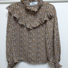 無料　美品 小花柄ブラウス M