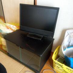 テレビ、テレビ台。