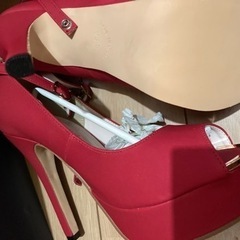 赤のヒールの画像
