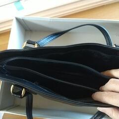 黒のハンドバッグの画像