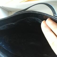 黒のハンドバッグの画像