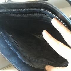 黒のハンドバッグの画像