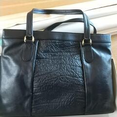 黒のハンドバッグの画像
