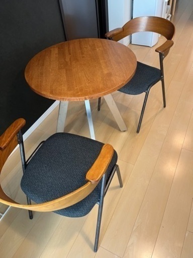 KANADEMONOダイニングテーブルとアデペシュチェア×2