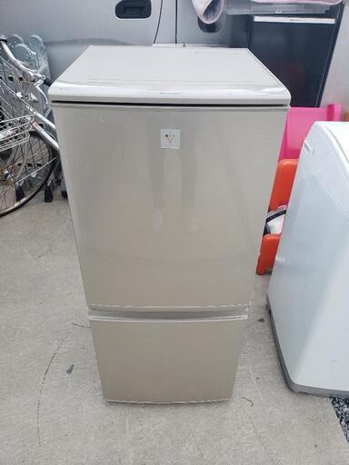 シャープ 137L 2ドア冷蔵庫 SHARP プラズマクラスター冷蔵庫 つけかえどっちでもドア SJ-PD14Y-N（ゴールド系）\n\n