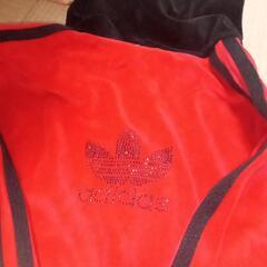 adidasのセットアップの画像