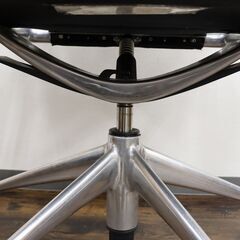 【ヤ取終了6/28】≪ZJ1025ジ≫Vitra/ヴィトラ MEDAチェア/メダチェア M40 ドイツ製 No.41700200 オフィスチェア 椅子/チェア ブラック/黒 肘付/キャスター付き 　の画像