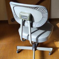 事務机用の椅子の画像