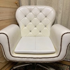 皮製の白いソファチェア
