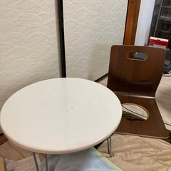 白い折り畳みローテーブルと座椅子（ニトリ）