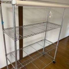 銀のラックの画像