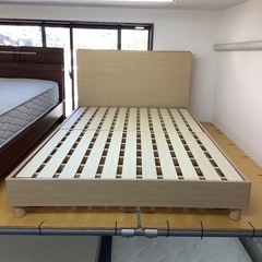 【リサイクルサービス八光　田上店　配達・設置OK】三環ジャパン　照明・2口コンセント付 ベージュ セミダブルベッド　迫田マットレス付き