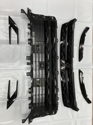 三菱　新型　デリカD5 フロントグリル　セット ツヤ有りブラック　X37 ダイヤモンドブラックマイカ　　CV1W