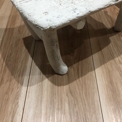 流木の白い椅子の画像