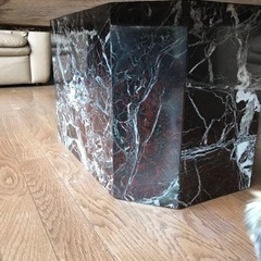 天然大理石で出来ているローテーブル