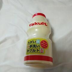 ヤクルトの形の貯金箱