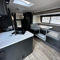 【WING】新車 2022年モデル キャンピングトレーラー 全長約9m 1スライドアウト GREY WOLF 23DBH トレーラーハウス ユニットハウス 別荘の画像