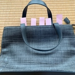 しっかりした布張りハンドバッグの画像