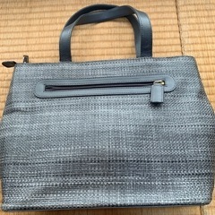 しっかりした布張りハンドバッグの画像