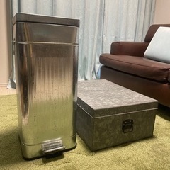 【受け渡し決定済】ブリキ 大容量ダストボックスと衣装ケース