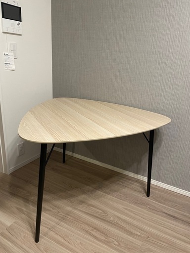 カフェ風三角ダイニングテーブル（ほぼ新品）