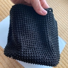 ビーズ黒の巾着バックの画像