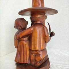 夫婦の彫刻品の画像