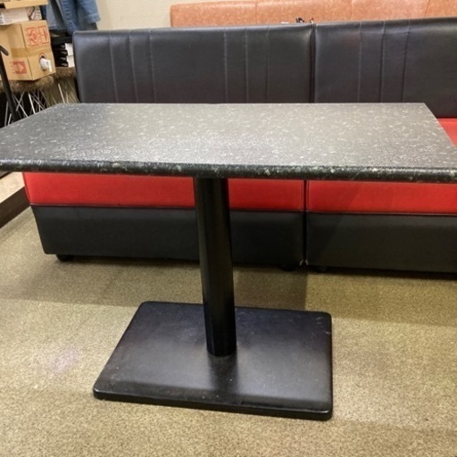現在カラオケ店で使用している椅子とテーブルです。