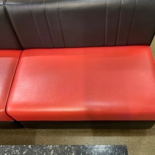 現在カラオケ店で使用している椅子とテーブルです。