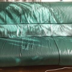 三人掛けのソファーお譲りします。