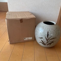 信楽焼きの芦絵花瓶。丸い壺、花器、花生けの画像