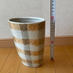 楕円形のモダンな花器の画像
