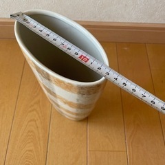 楕円形のモダンな花器の画像