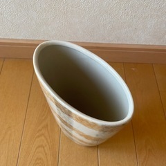 楕円形のモダンな花器の画像