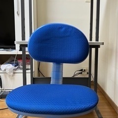 パソコンラックと椅子の画像