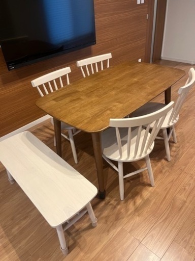 ダイニングテーブル　ニトリ