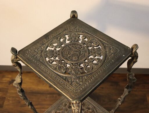 骨2/18】≪W774ジ≫ アンティーク調 金属製 花台/フラワースタンド 猫