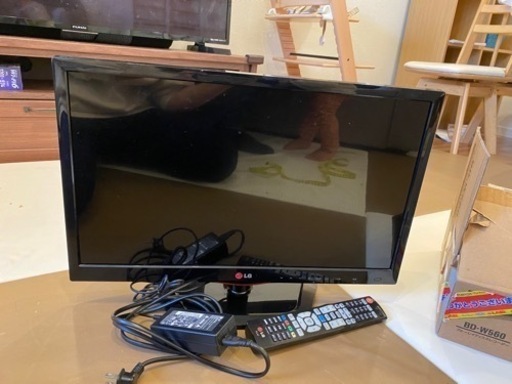 テレビLG 22LN4600とSHARP AQUOSブルーレイディスクレコーダー