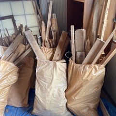無料！ 大きめ建築廃材 長めの木材 板など diy 工作 キャン...