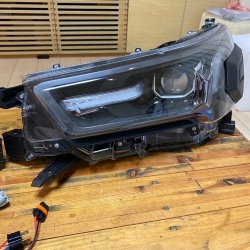ハイラックスgun125後期タイプ　ヘッドライト、ハーネスセット